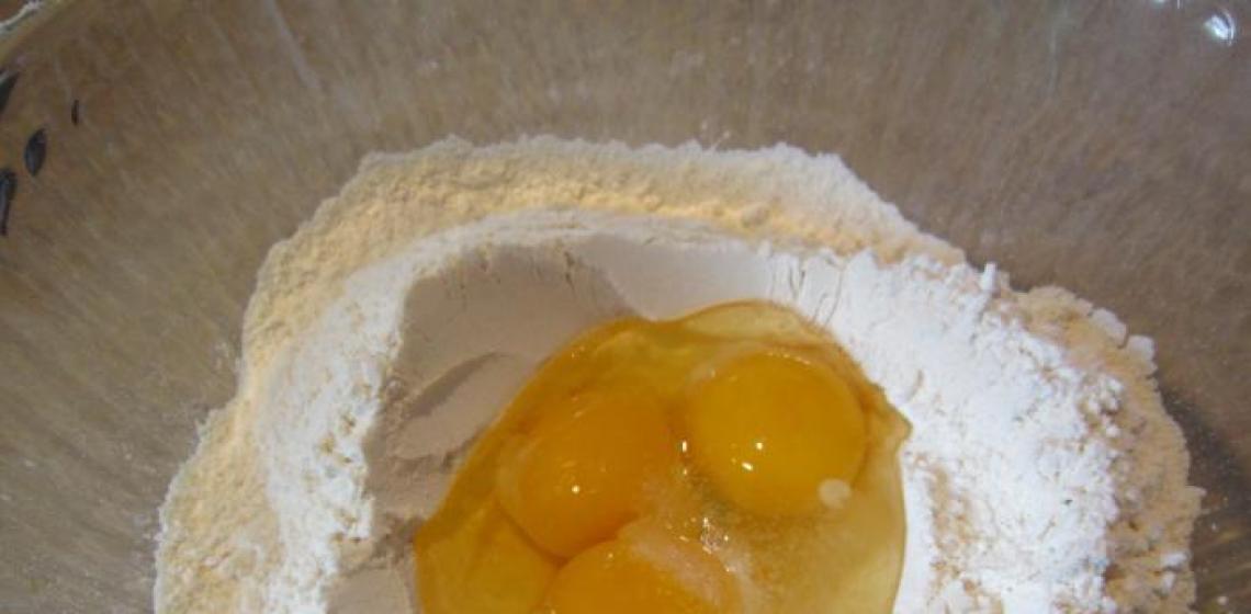 Как приготовить домашнюю лапшу на яйцах?